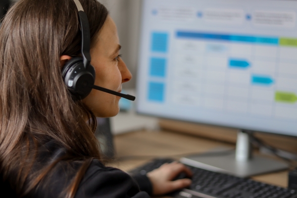 Ein Mitarbeiter mit Headset