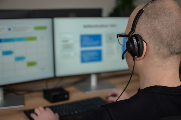 Ein Mitarbeiter arbeitet am PC
